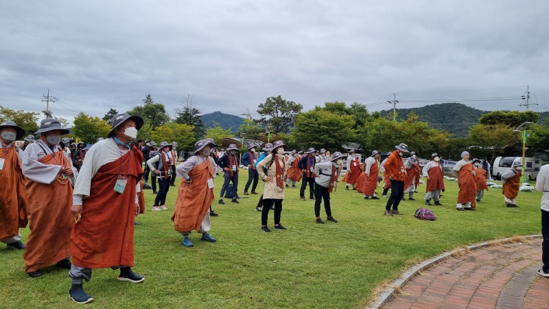 순례를 나서기 전 몸을 풀고 준비하고 있는 순례대중들 (1).jpeg